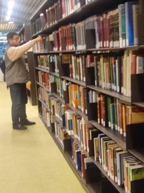 Изображение выглядит как книжный шкаф, книга, сцена, Общественная библиотека

Содержимое, созданное искусственным интеллектом, может быть неверным.