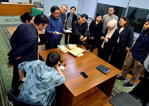 Изображение выглядит как одежда, человек, в помещении, люди

Содержимое, созданное искусственным интеллектом, может быть неверным.