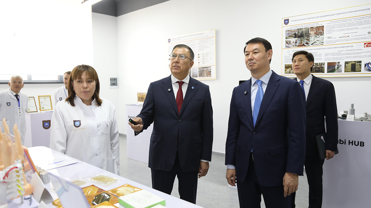 Алматы қаласының әкімі ҚазҰУ-дың ғылыми инфрақұрылымымен танысты
