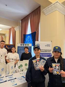 Изображение выглядит как одежда, Человеческое лицо, человек, в помещении

Содержимое, созданное искусственным интеллектом, может быть неверным.