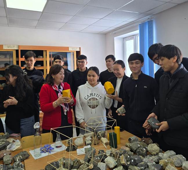 Изображение выглядит как одежда, человек, в помещении, стена

Содержимое, созданное искусственным интеллектом, может быть неверным.