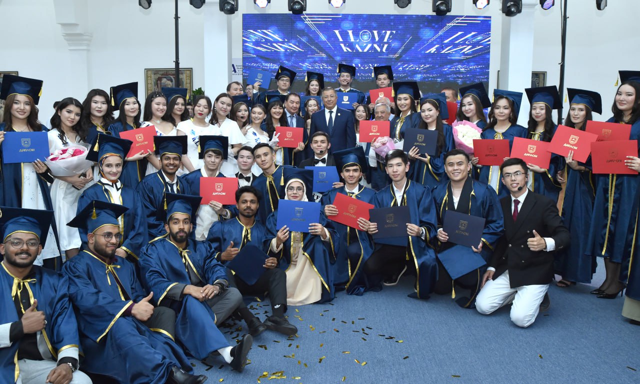 The best graduates were awarded diplomas