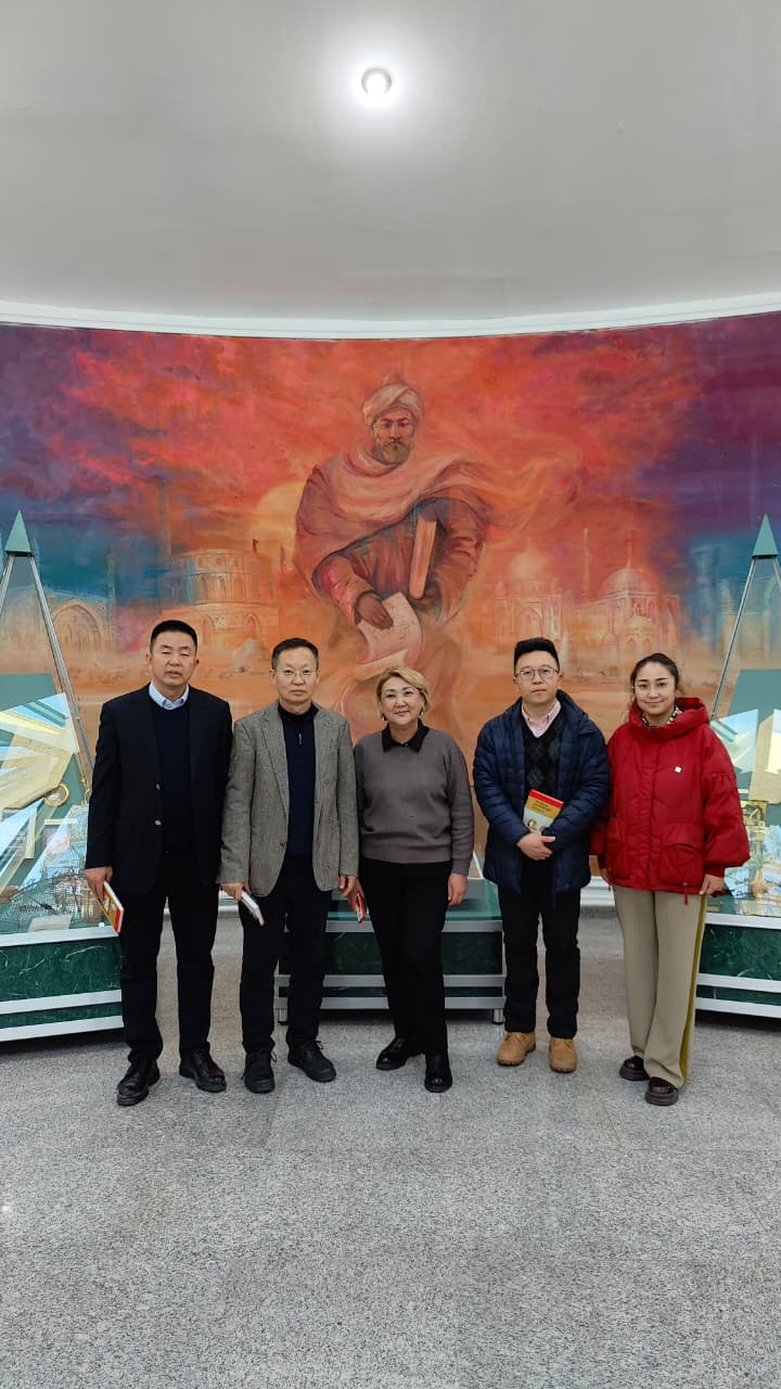 Біліктілікті арттыру және қосымша білім беру институтына келген Шэньян қалалық жоспарлау колледжінің делегациясы музейде