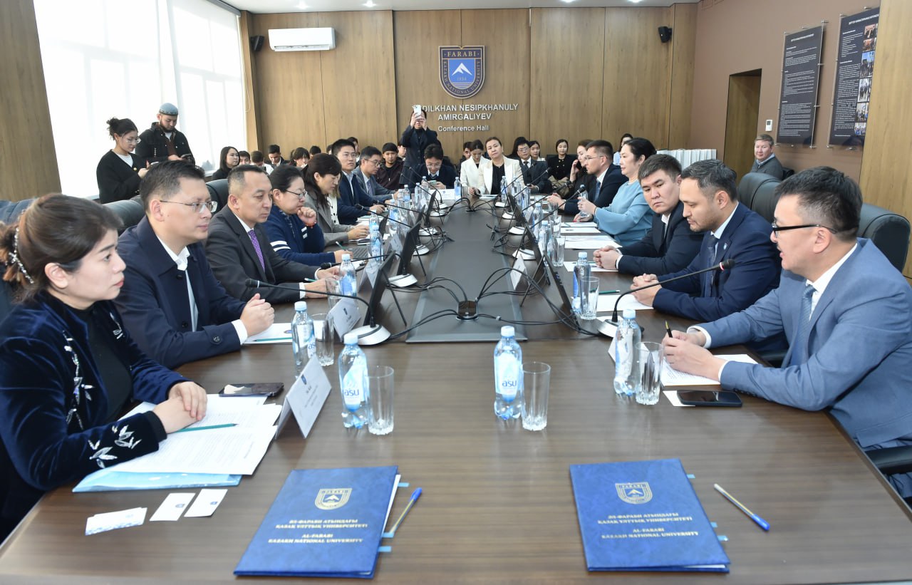 Ақпараттық жүйелер кафедрасы Фудан университеті Ұлттық технопаркі өкілдерінің қатысуымен өткен дөңгелек үстелге қатысты