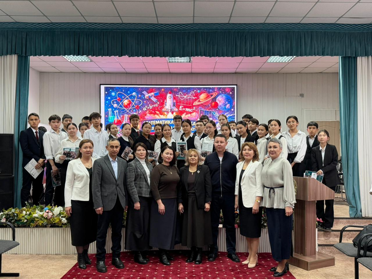 ҚазҰУ оқытушыларының мектептегі дөңгелек үстелге қатысуы: математика және жасанды интеллект