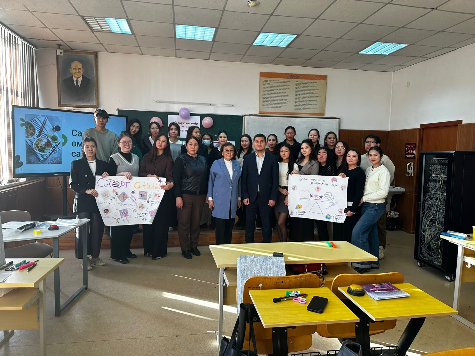 «Химиялық физика және материалтану кафедрасының» докторанттарының ұйымдастырылуымен 4 курс студенттеріне «Салауатты өмір салты-жарқын болашақтың кілті» тақырыбында тұрақты даму мақсаттарына қол жеткізу бағытында ашық тәрбие сағаты өткізілді