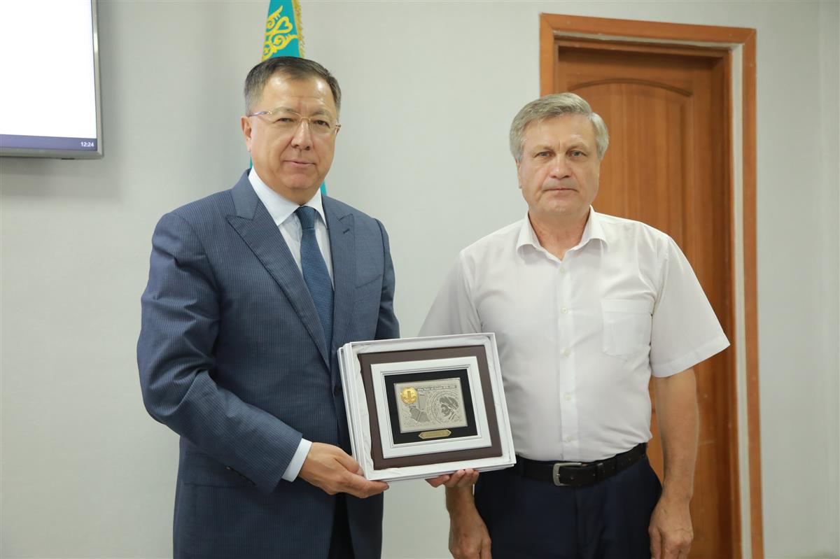 Ректор КазНУ обсудил перспективы сотрудничества с президентом Алтайского государственного университета
