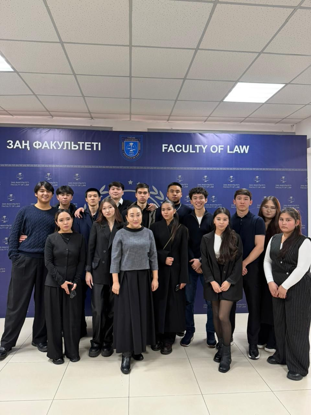 12 желтоқсанда ҚазҰУ заң факультетінде «Құқықтану» мамандығының ПК-302 тобының 3 курс студенттері дәстүрлі оқу сот процесін өткізді.