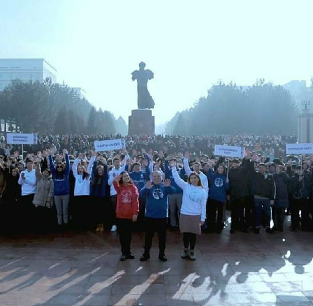 Әл-Фараби атындағы ҚазҰУ студенттері «ҚАЙЫРЫМДЫ ҚОҒАМ» челленджін іске қосып, үлкен флеш-моб өткізді.