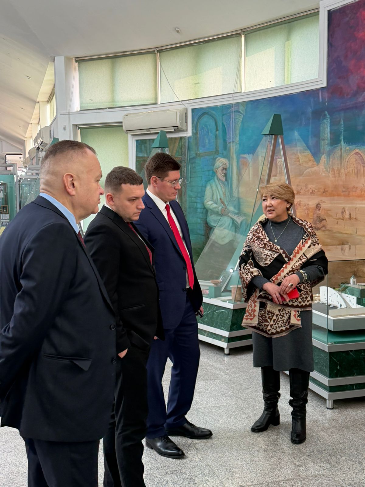 ҚазҰУ музейіне МБИТУ делегациясының келуі