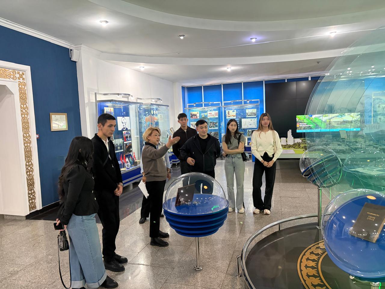 Магистранты 2-го курса Евразийского Национального Университета им. Л.Н.Гумилева посетили музей истории КазНУ