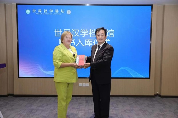 The Book Fund of the World Center was presented with a gift from the Department of Chinese Studies