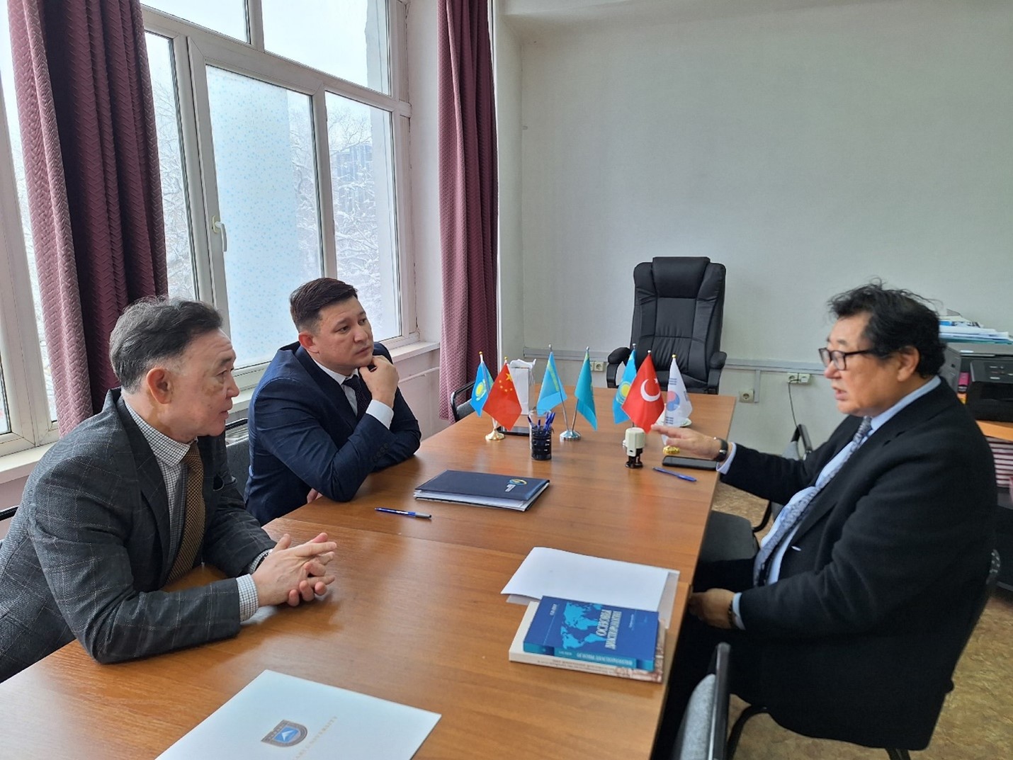Әл-Фараби атындағы ҚазҰУ Азиялық зерттеулер институтындағы стратегиялық кездесу: «Отандастар қоры» КЕАҚ-пен өзара түсіністік туралы Меморандумға қол қою және диаспорологияны дамыту келешегін талқылау