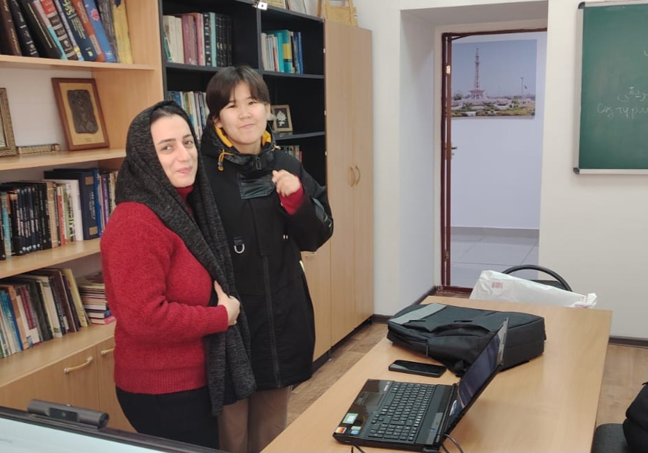 Шетелдік оқытушы студентке ноутбук сыйлады