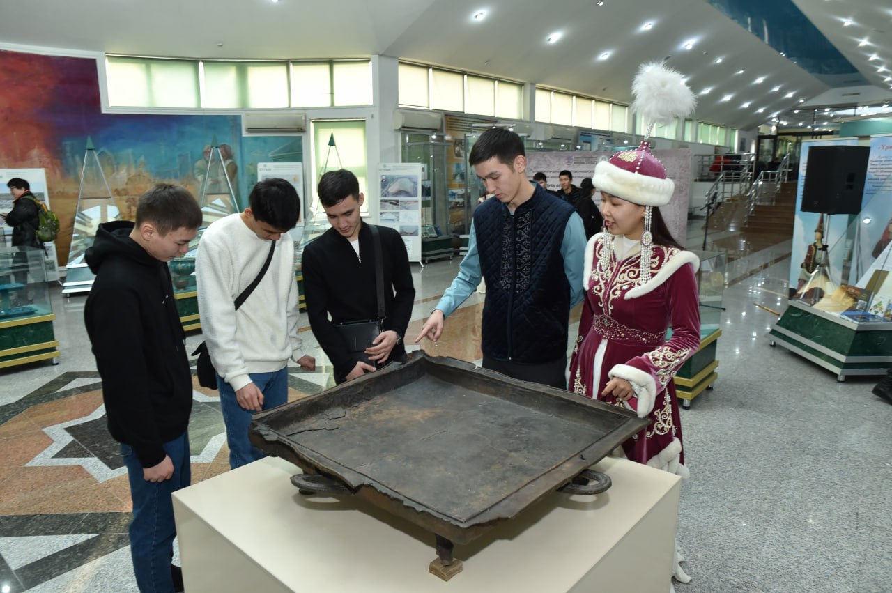 В КазНУ открылась выставка музея-заповедника «Есік»