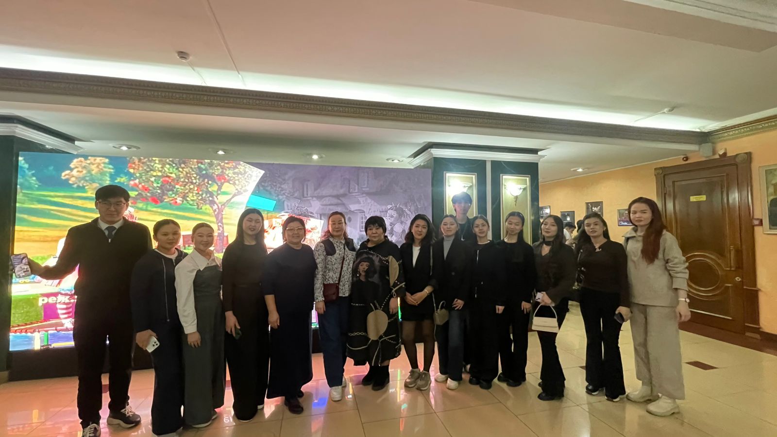 СТУДЕНТТЕР  «МАМА» ҚОЙЫЛЫМЫН ТАМАШАЛАДЫ