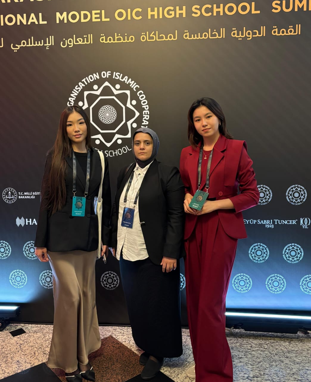 Шығыстану факультетінің студенттері Түркияның Стамбул қаласында өтіп жатқан Ислам ынтымақтастығы ұйымы (ИКҰ) моделінің Халықаралық дебаттарына қатысуда