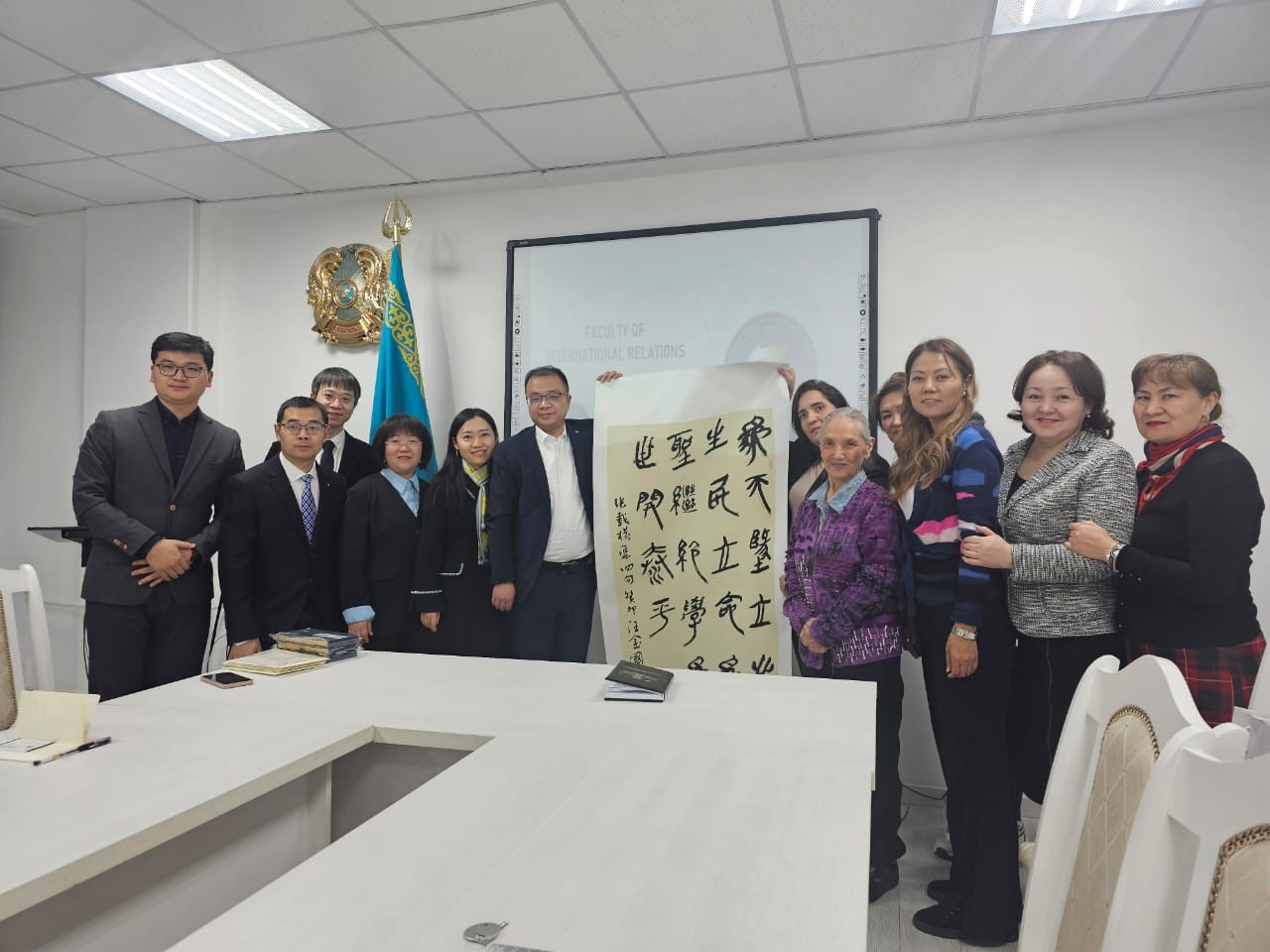 ХҚФ басшылығы мен Ланчжоу университетінің халықаралық қатынастар және саясаттану мектебінің делегациясы арасында кездесу