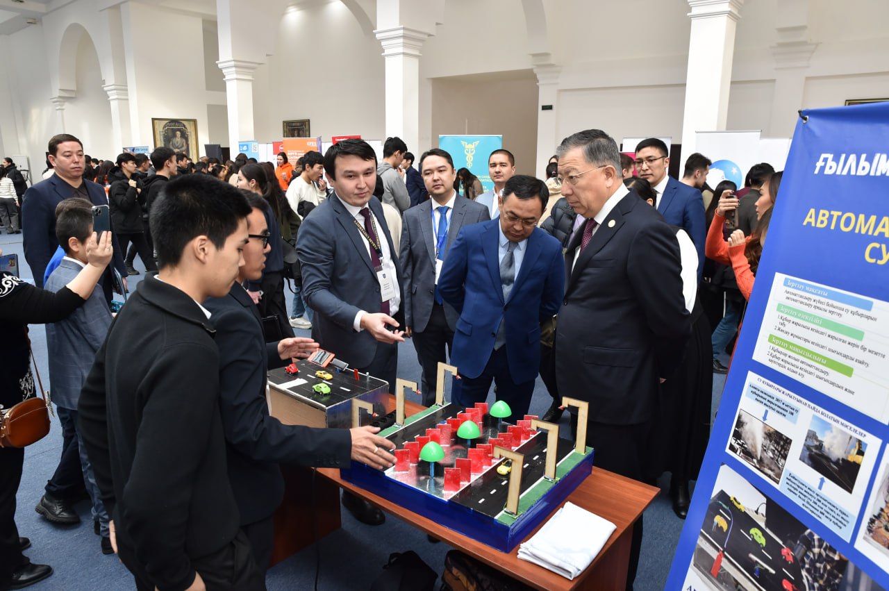 KazNU hosted an exhibition of scientific projects of scientists and students
