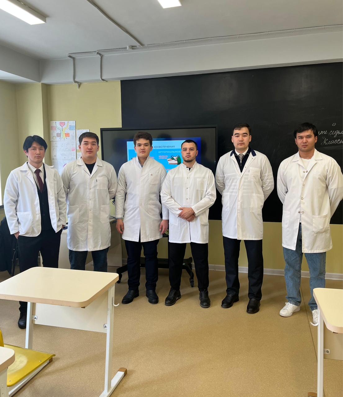 Хирургия кафедрасының интерндары «Abyroi school» мектебінде алғашқы көмек көрсету бойынша семинар өткізді