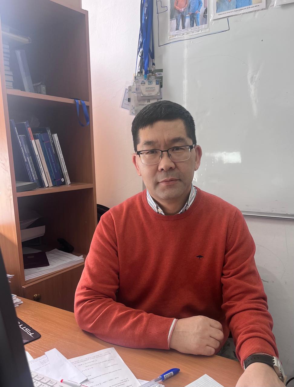 Математика кафедрасы Хомпыш Хонатбекті «Университеттің дамуына қосқан үлесі үшін» медалімен марапатталуымен шын жүректен құттықтайды