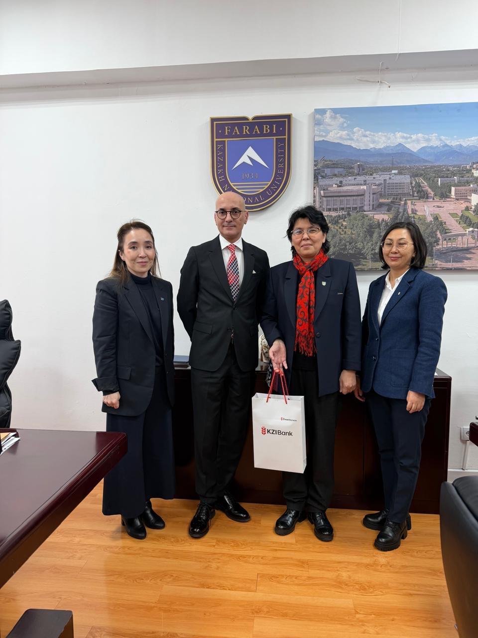 Әл-Фараби ҚазҰУ-мен Қазақстан-зират Интернешнл Банк ынтымақтастықты нығайтуда