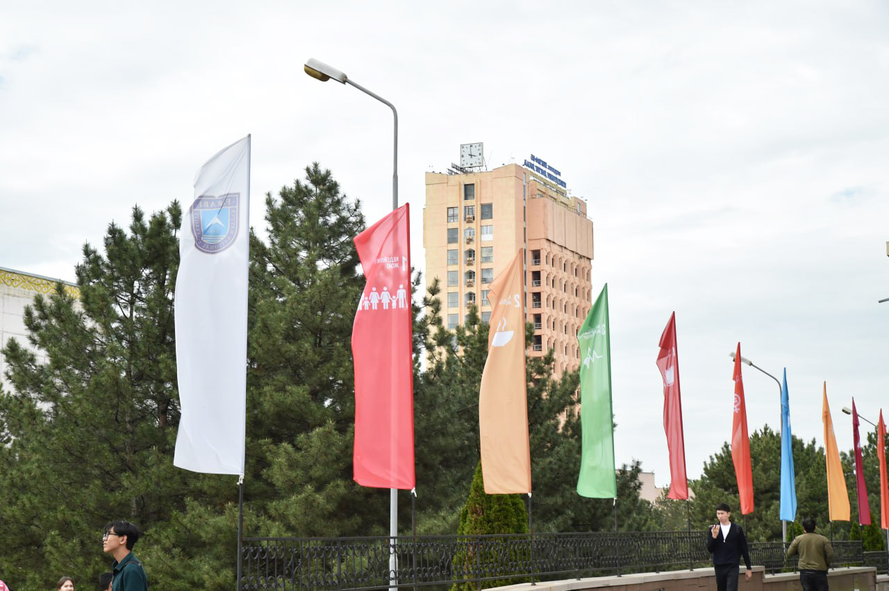 В КазНУ вывешены флаги ЦУР