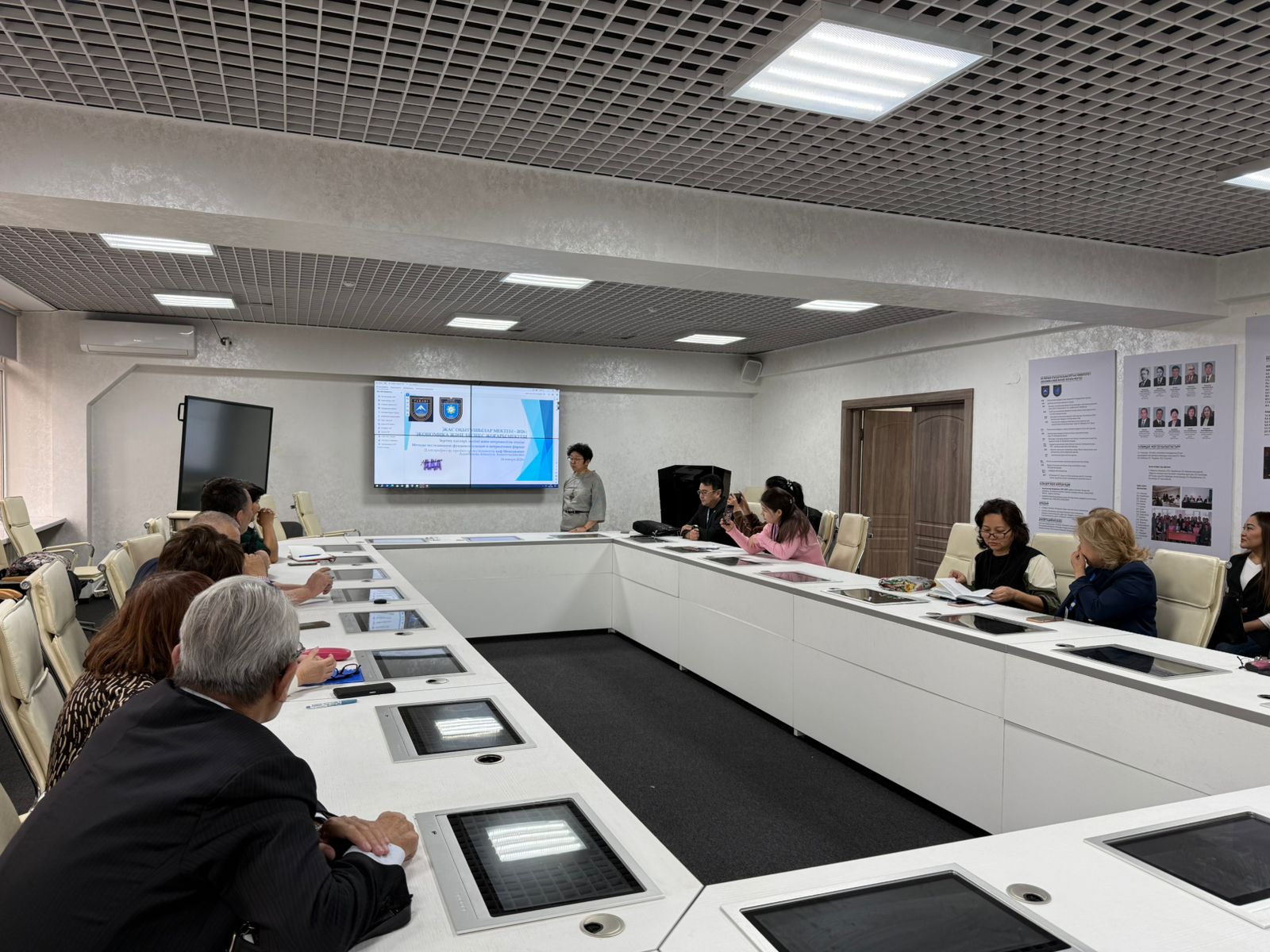 ЭжБЖМ-де экономикалық зерттеулердің заманауи әдістері бойынша мастер-класс өтті