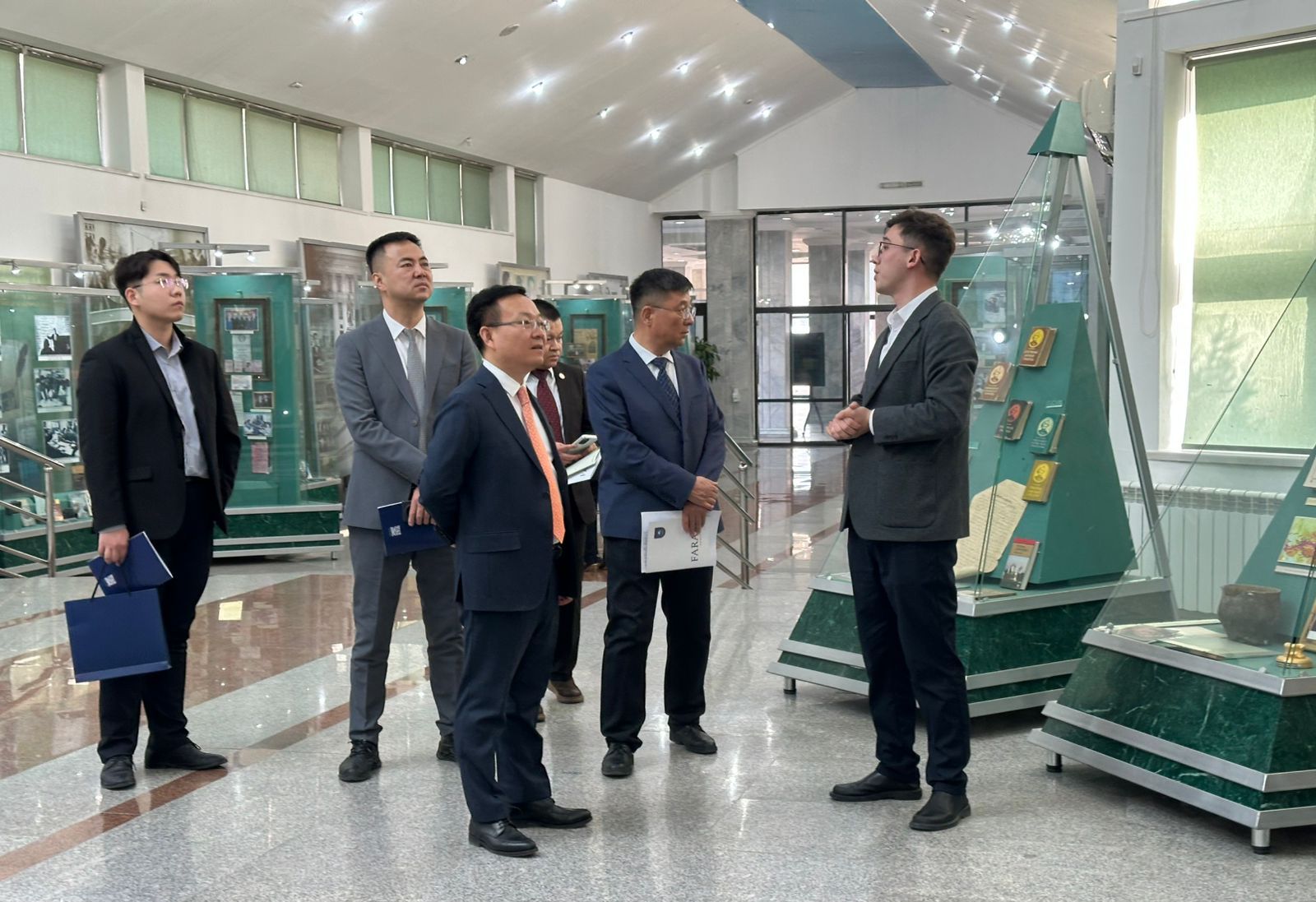 Визит делегации Ассоциации адвокатов города Урумчи в Музей КазНУ