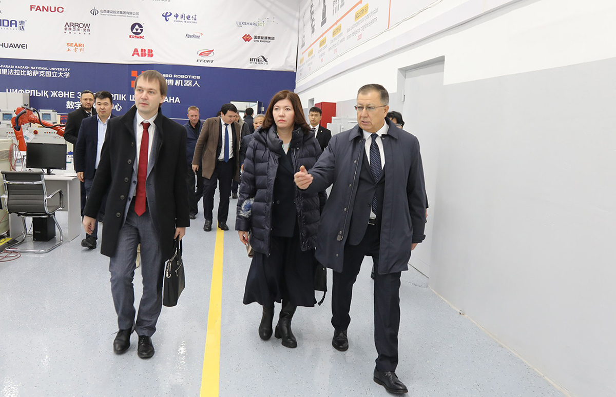 Ресейлік делегация ҚазҰУ-дың ғылыми әлеуетімен танысты