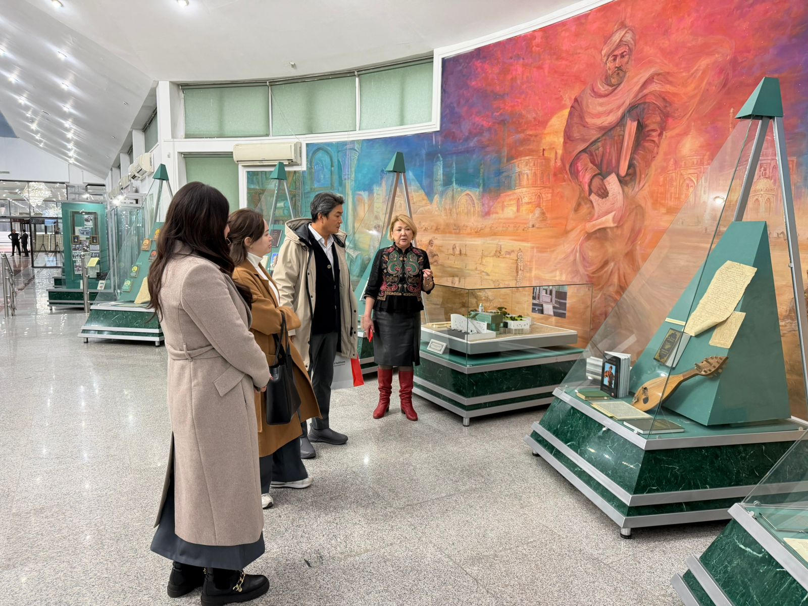 Кореяның «Open Healthcare» клиникасының Қазақстандағы бас директоры Ким Дэ Йонг мырза университет музейін аралады