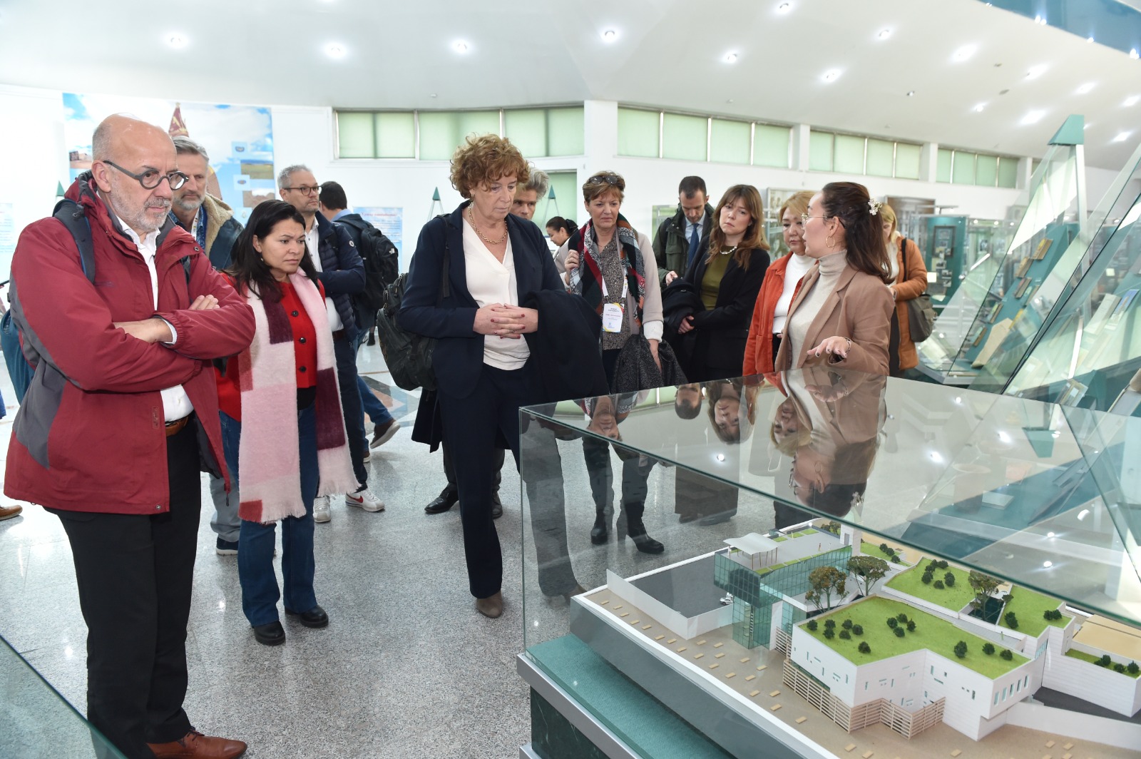 Делегация под руководством ректора Гентского университета (Бельгия) Петры де Суттер ознакомилась с экспозициями музея КазНУ