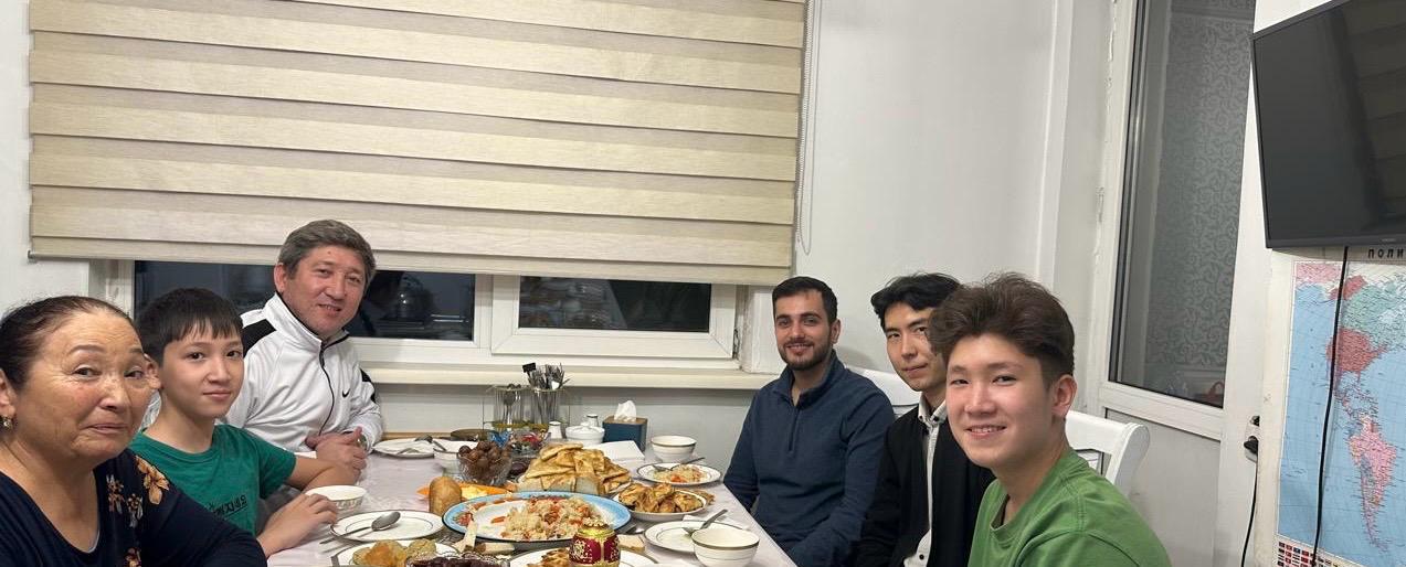 Шетелдік студенттер Қазақтың дастарқаны, қонақ күту рәсімі, ұлттық тағамдар мен салт-дәстүрлер туралы біліп, күнделікті өмірмен етене танысты