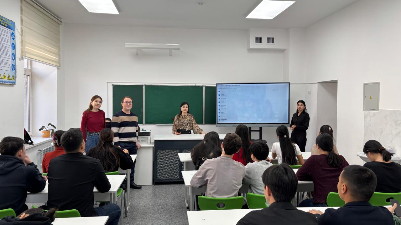 ҚазҰУ оқытушылары №161 Жамбыл атындағы лицей оқушыларына кәсіби бағдар беру кездесуін өткізді