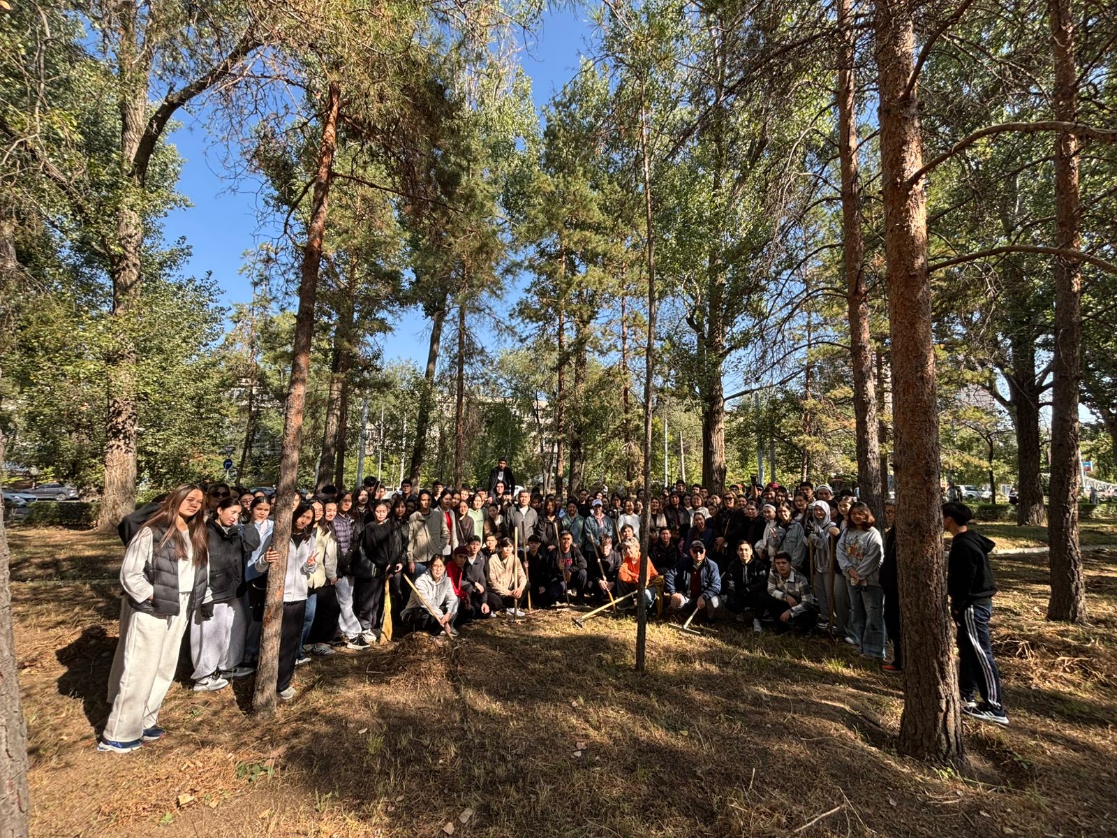 Студенты и преподаватели Высшей школы экономики и бизнеса приняли участие в субботнике