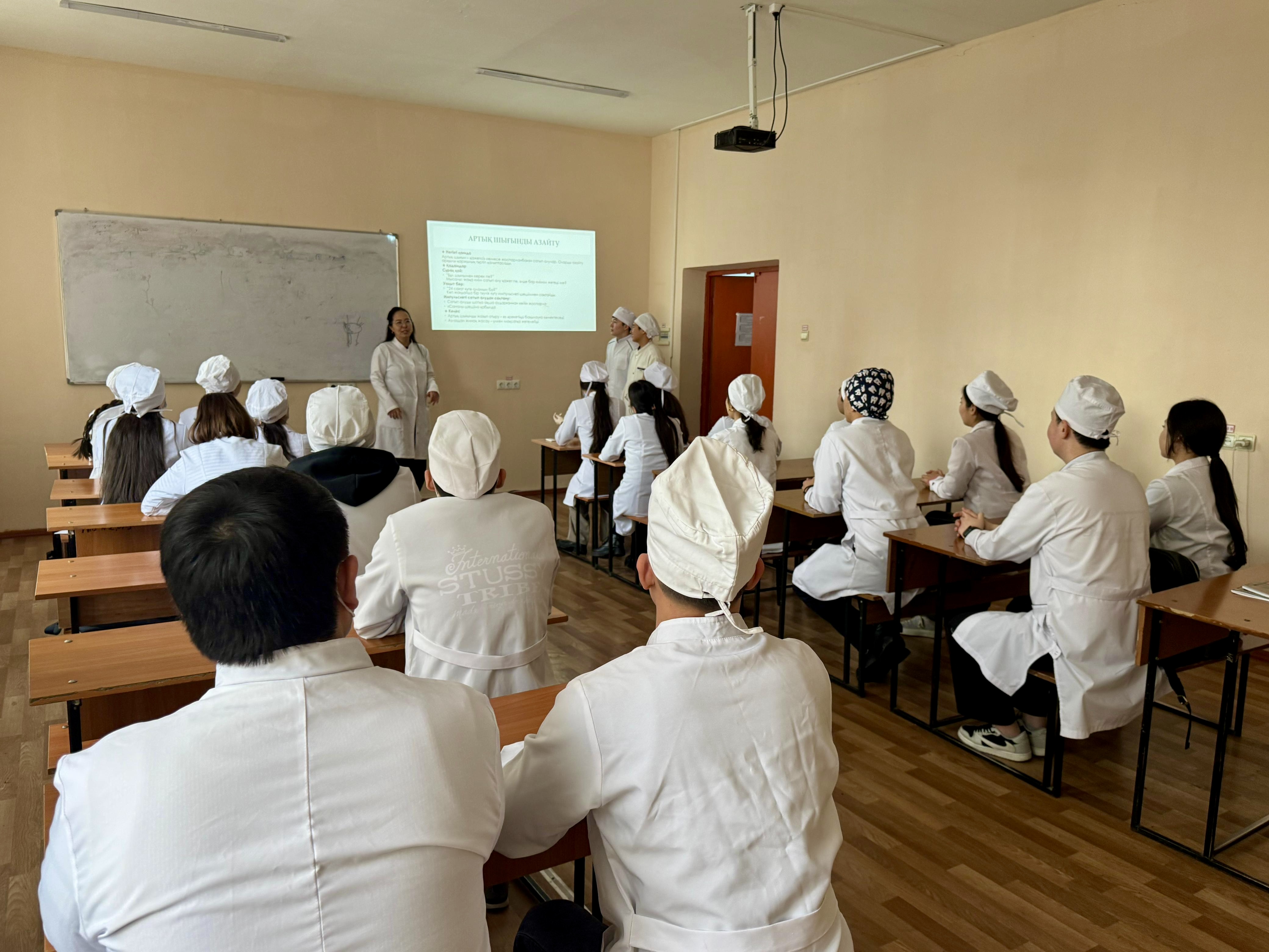 Стоматология кафедрасының студенттері қаржылық сауаттылық мәселелерін талқылады