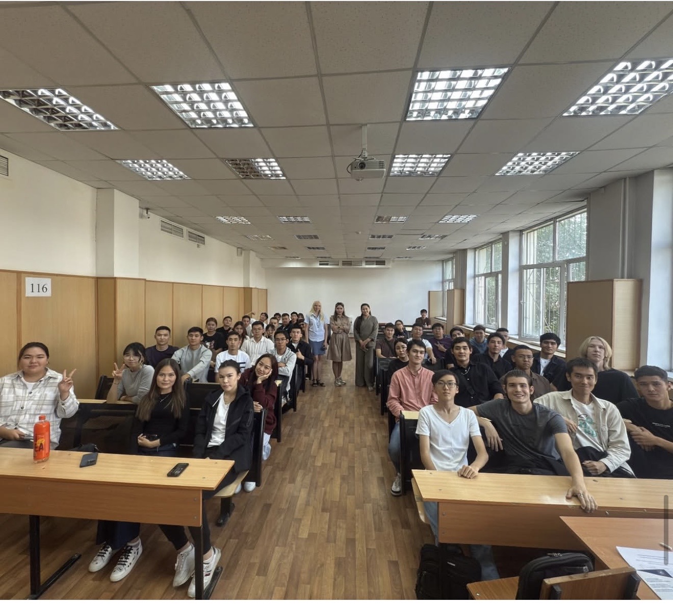 1 курс студенттерін  кафедра ұжымы мен куратор-эдвайзерлермен таныстыру