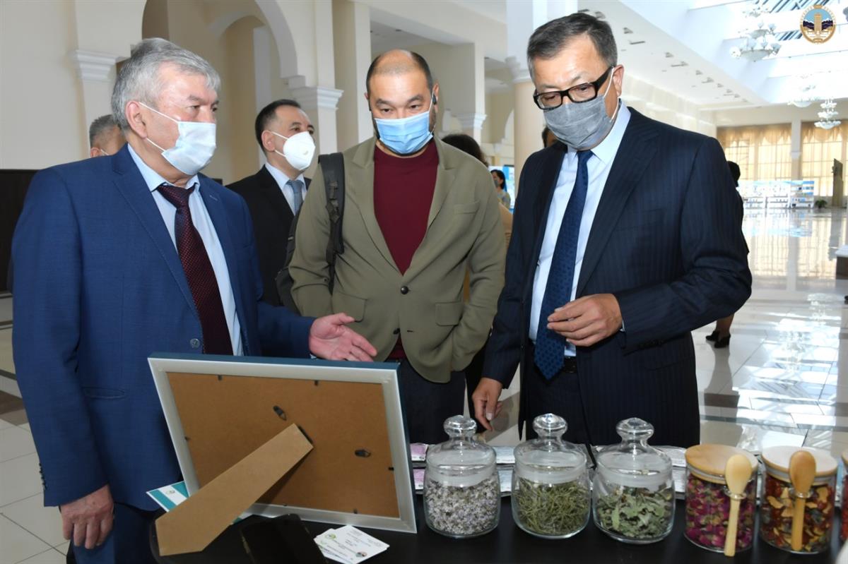  ҚазҰУ Директорлар кеңесінің мүшелері жас ғалымдар көрмесін тамашалады