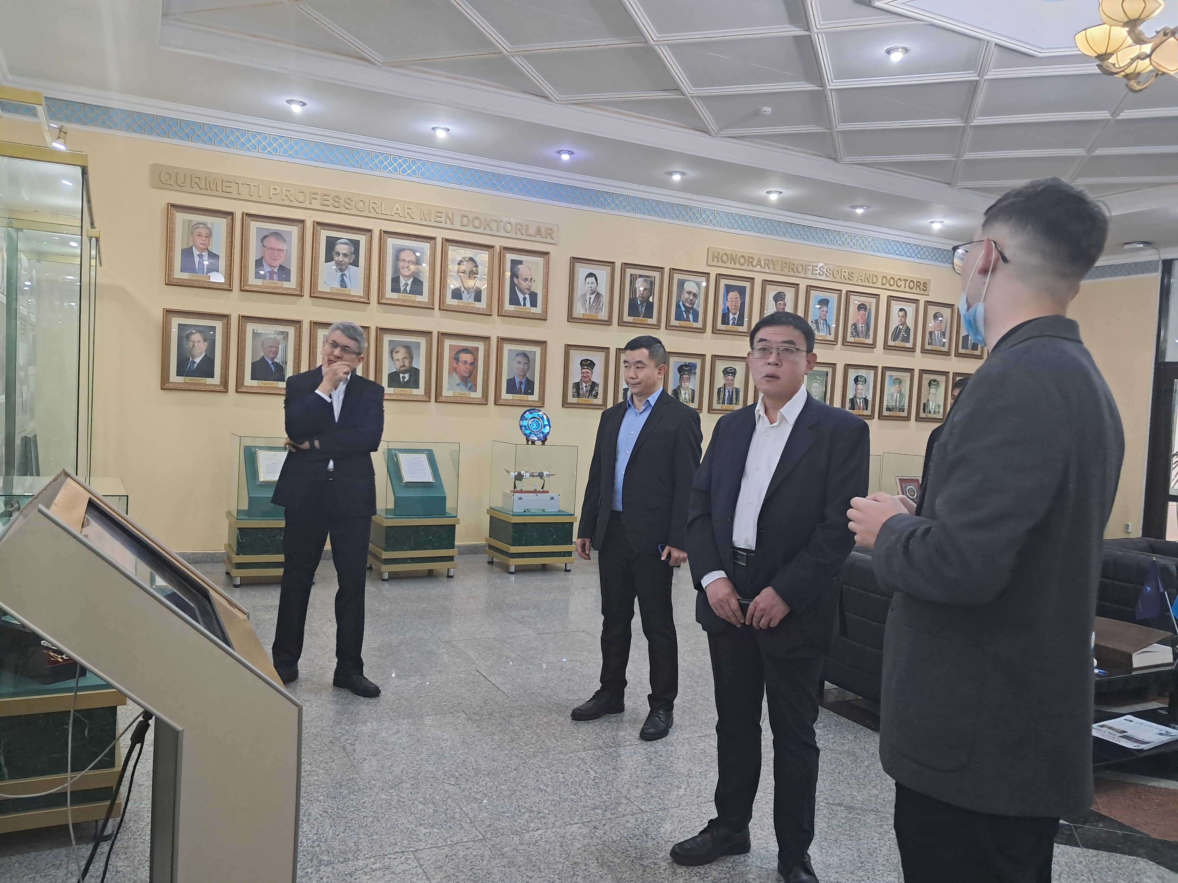 Делегация компании «H3C Technologies» (КНР) во главе с руководителем компании по Казахстану Чен Янлином посетила Музей КазНУ