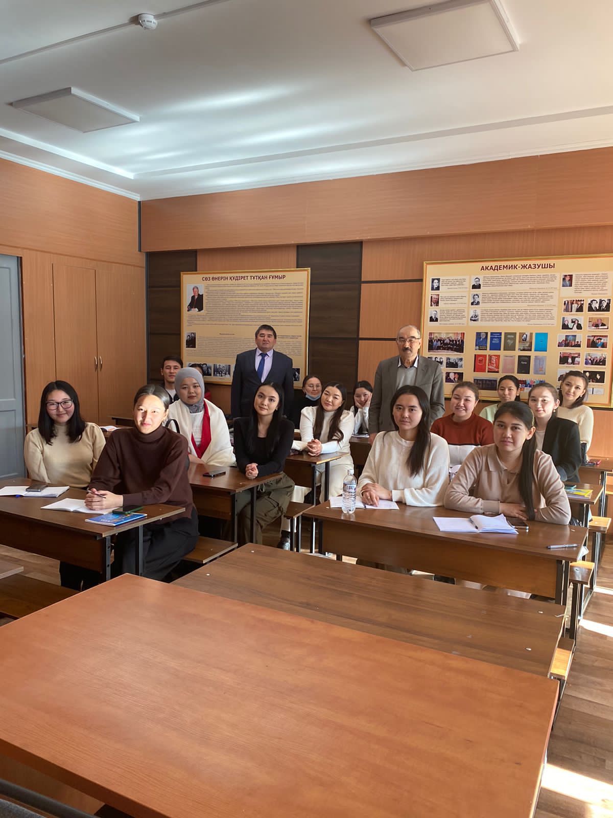 Встреча студентов кафедры Казахской литературы и теории литературы с известным писателем Асланом Жаксылыковым.