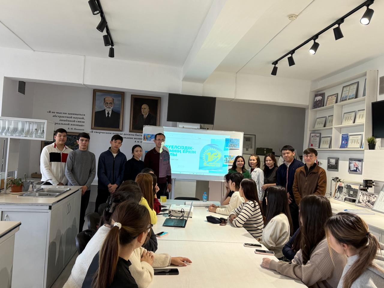 «Тұғыры биік Тәуелсіздік» тақырыбында тәрбие сағаты өтті