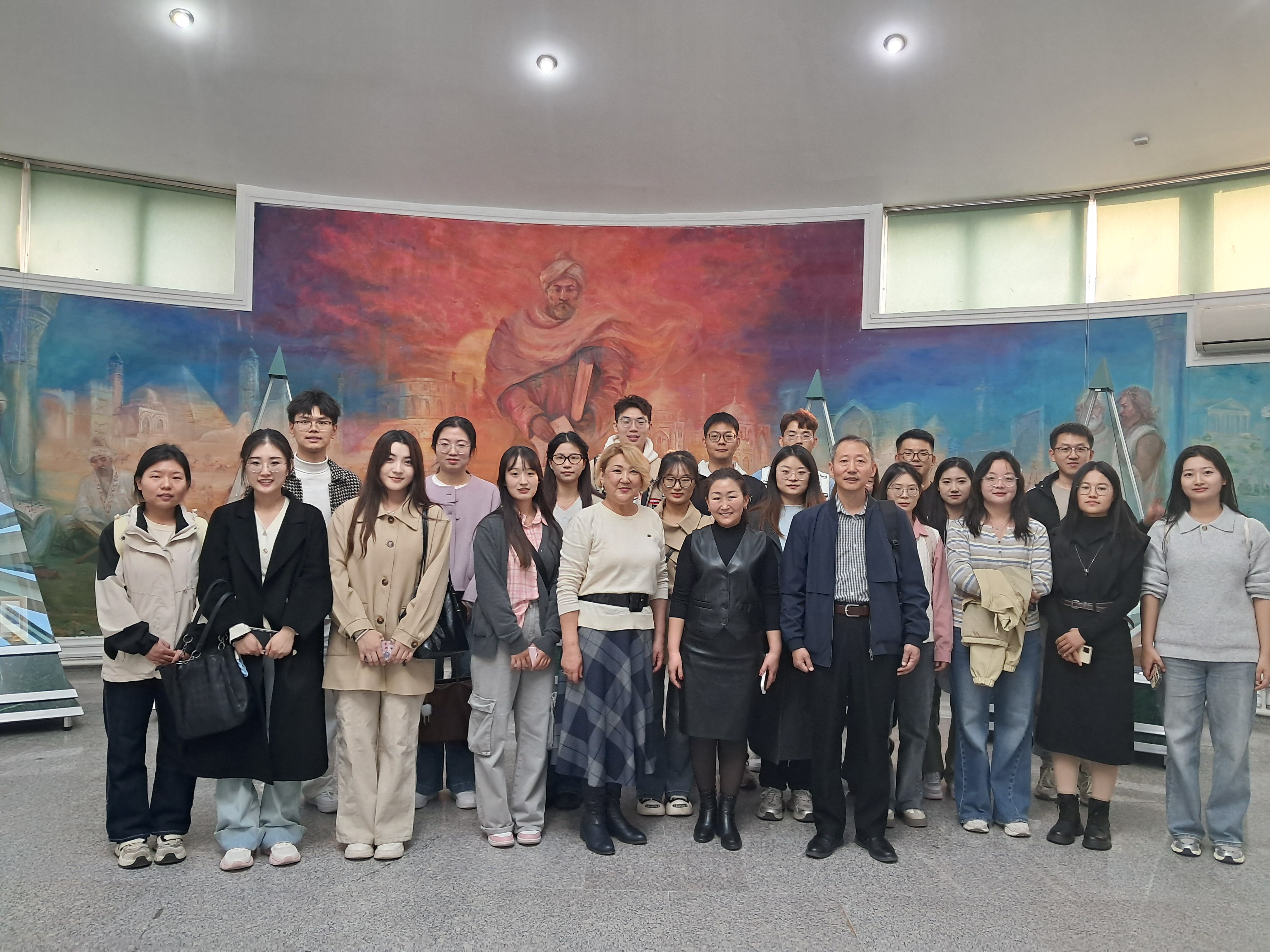 Инчуань қаласынан Нинсия университетінің  (Ningxia University) профессоры Джин және оның шәкірттері университет тарихымен танысты