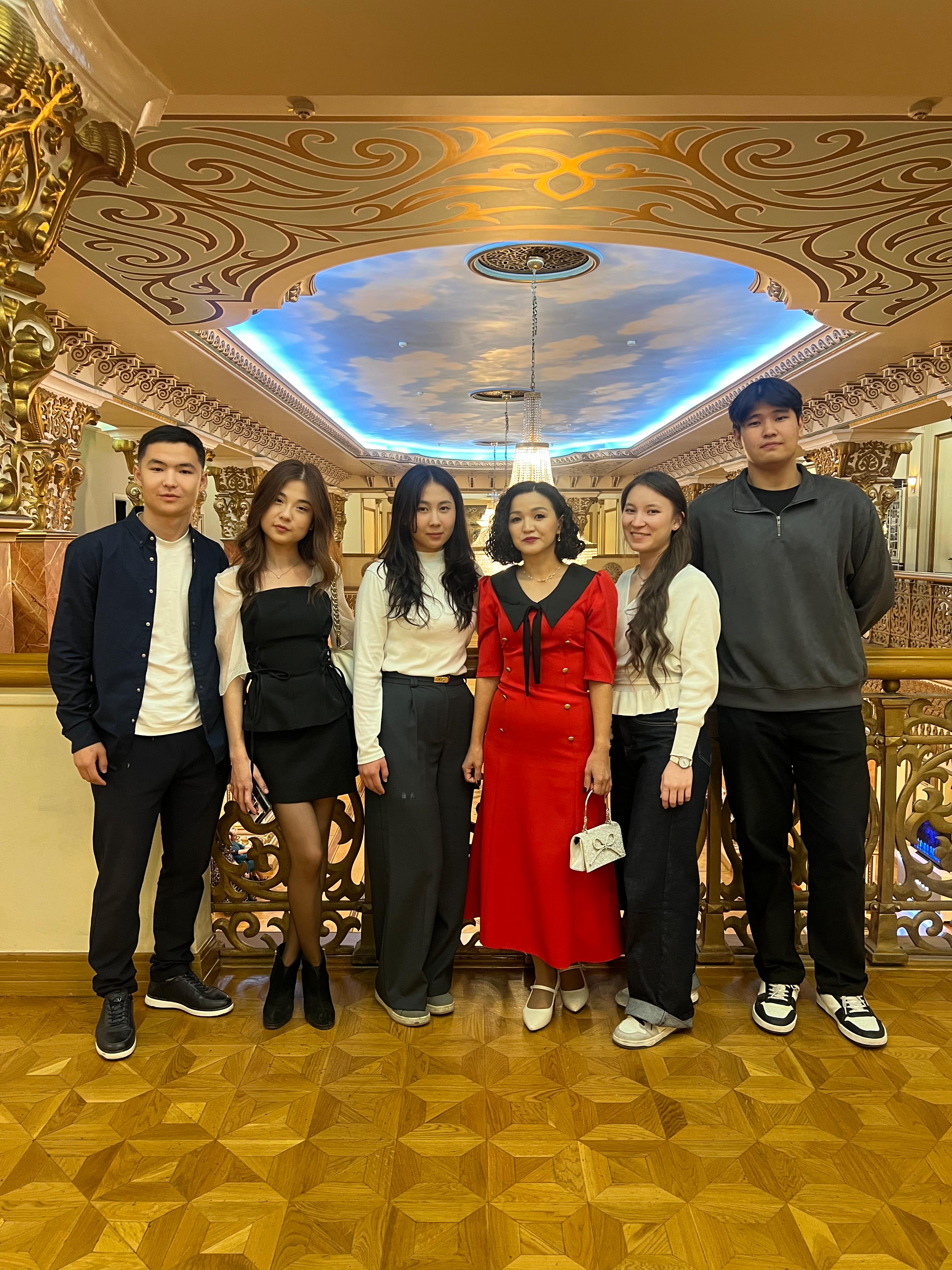 1-курс студенттері оқытушы Қайратқызы Динаның жетекшілігімен Абай атындағы мемлекеттік академиялық опера және балет театрына барып қайтты.