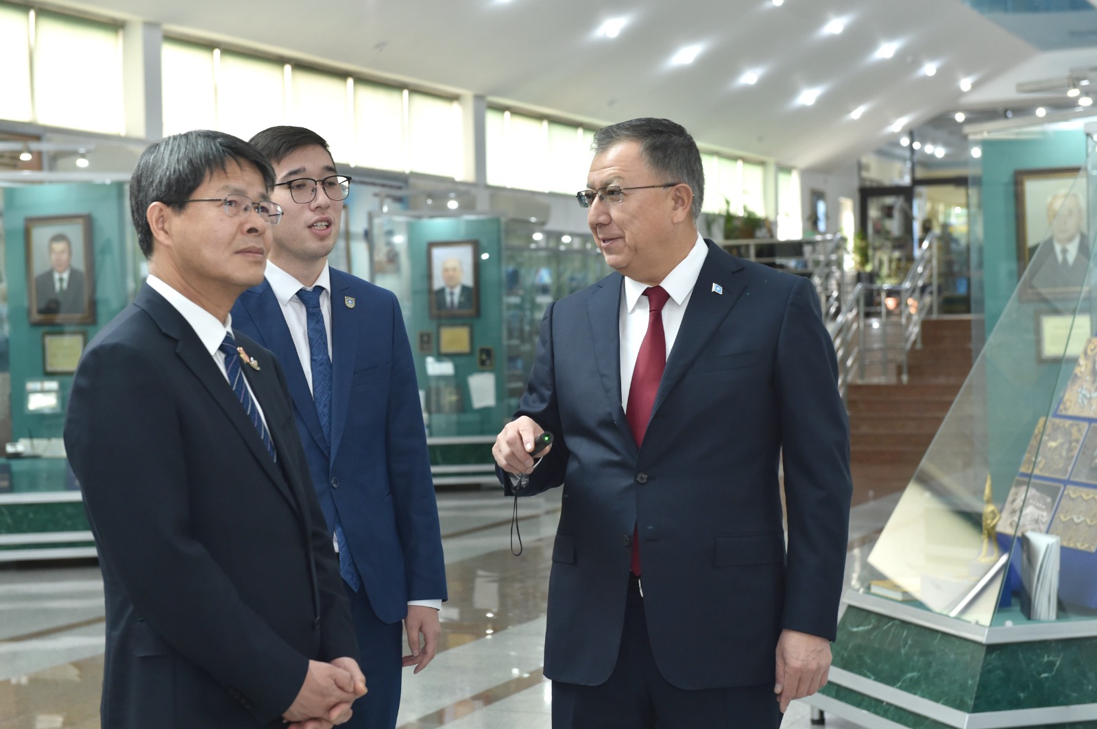 Вице-министр промышленности и информатизации Китайской Народной Республики Чжан Юньмин посетил музей истории КазНУ им. аль-Фараби