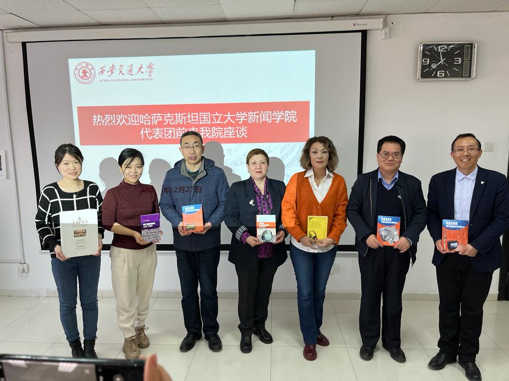 Ученые КазНУ прочитали лекции в Университете Цзяотун