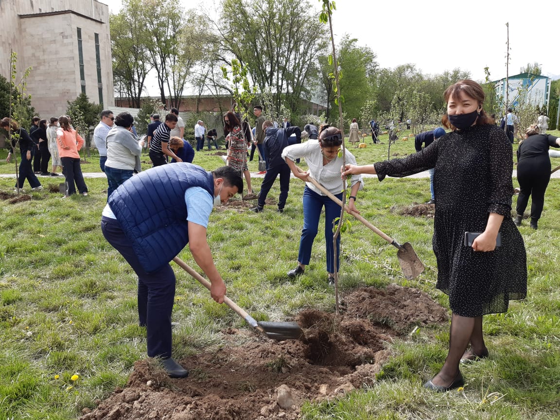 1 мая - в честь Дня единства, состоялось торжественное мероприятие посадки деревьев в КазНУ
