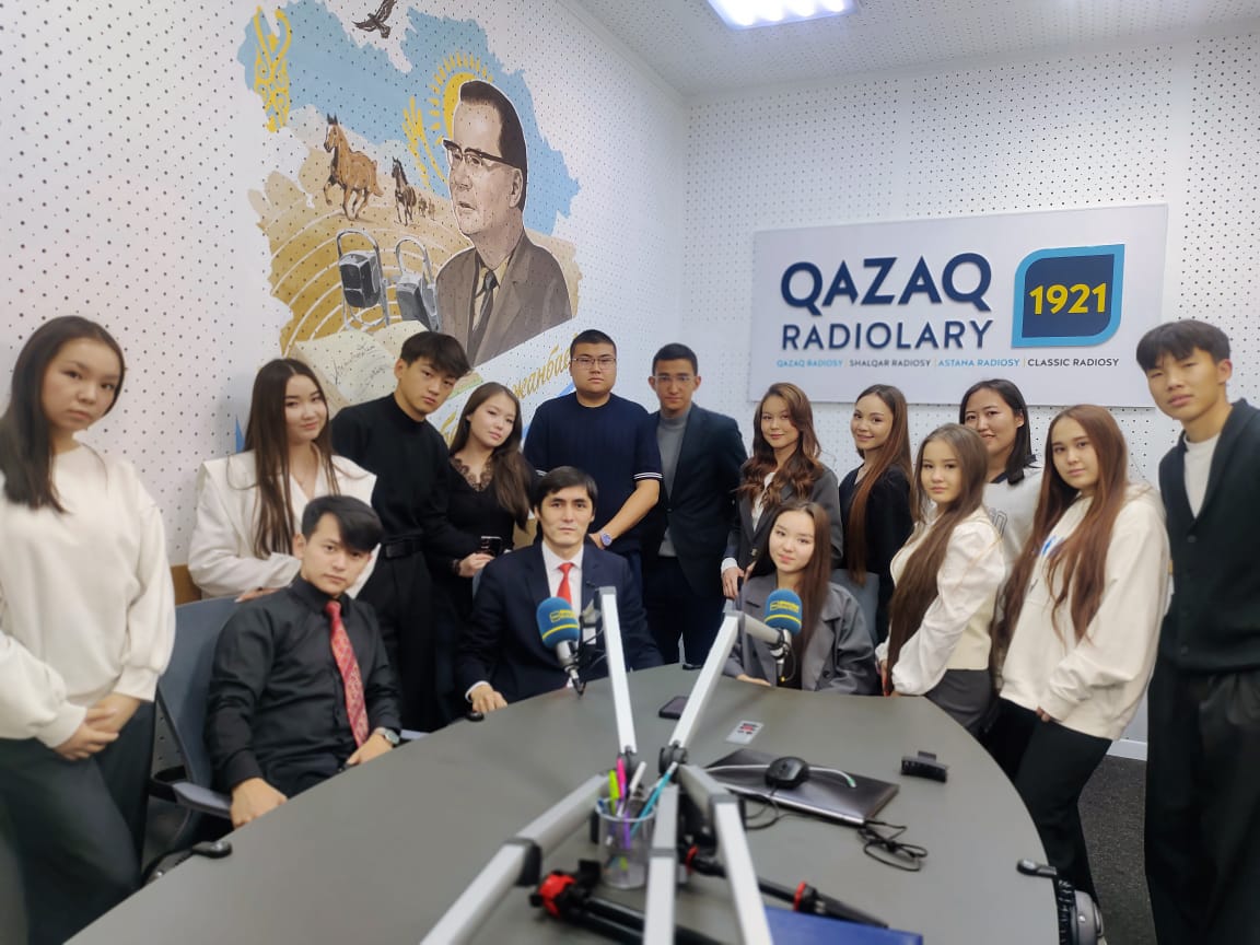 Студенты журналистики совершили экскурсию на радио «Шалқар».