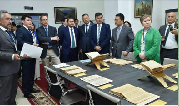 Министр ознакомился с фондом редких книг и рукописей библиотеки Аль-Фараби