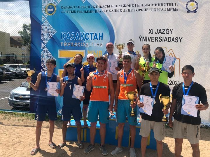 Men&#39;s and women&#39;s beach volleyball teams of KazNU are champions!