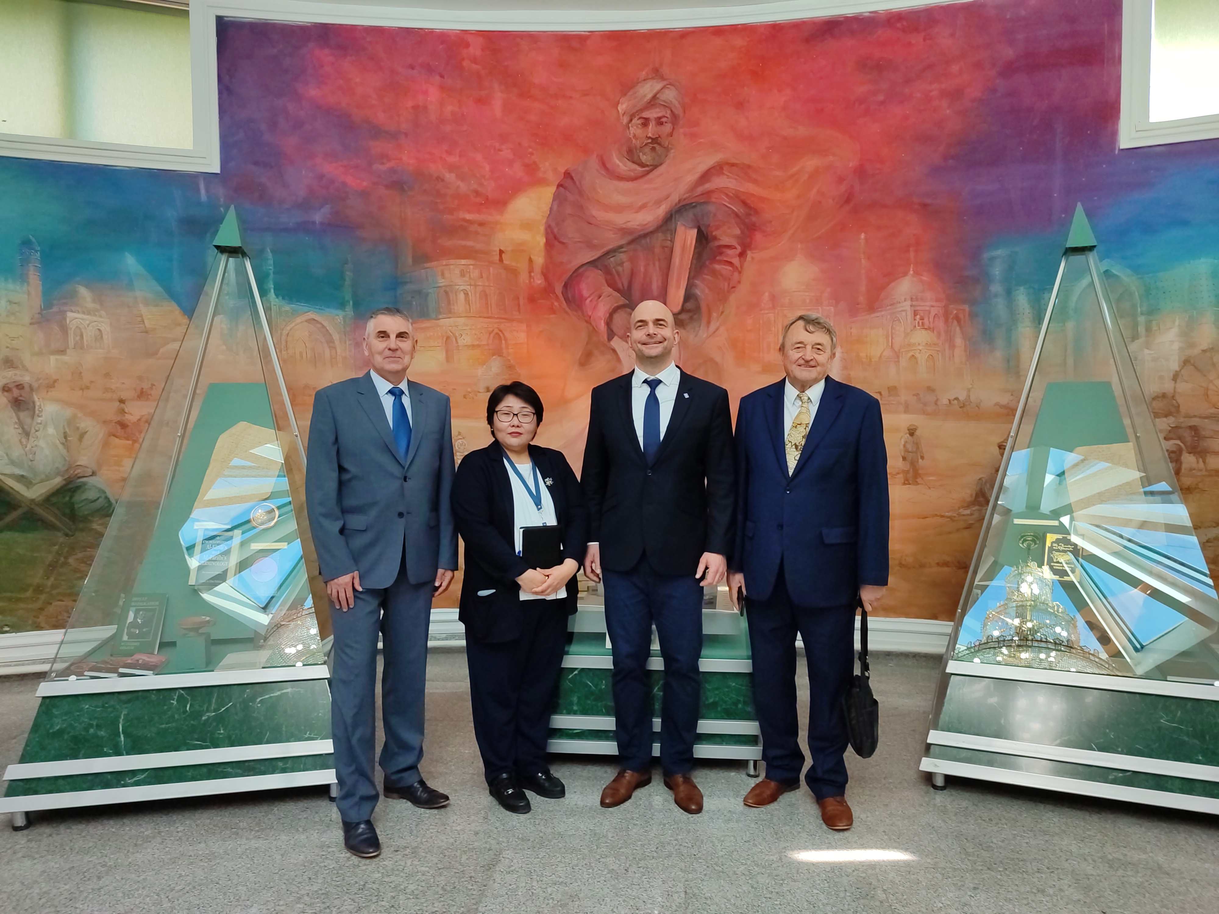 Делегация во главе с чрезвычайным и полномочным послом Чешской Республики в Казахстане Павлом Шепеляком посетили музей университета